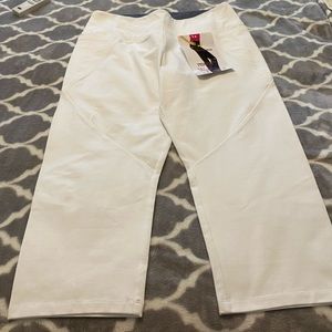 2 Pairs Women With Control Medium Petite Capri Pants (One  White & One Black .